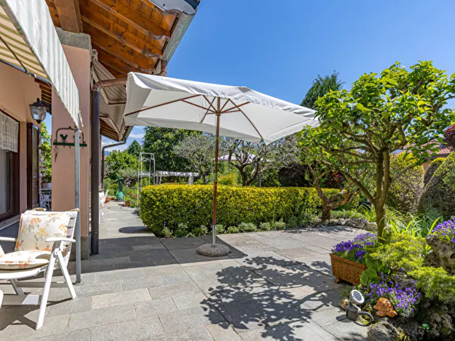 Immagine 11 di Villa in vendita  a Montorfano