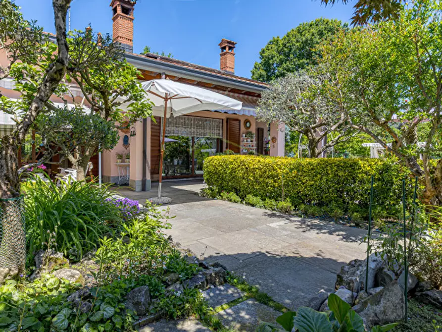 Immagine 12 di Villa in vendita  a Montorfano