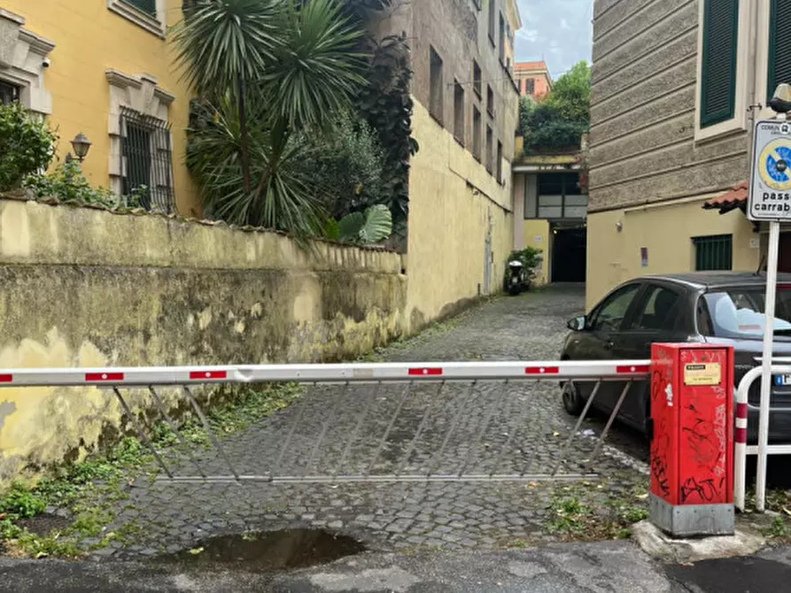 Immagine 1 di Garage in vendita  in Via Emilio Morosini a Roma