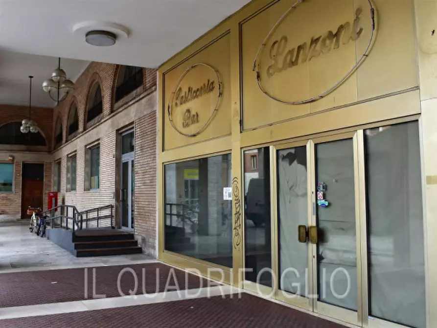 Immagine 1 di Negozio in vendita  in Piazza della Libertà a Cesena