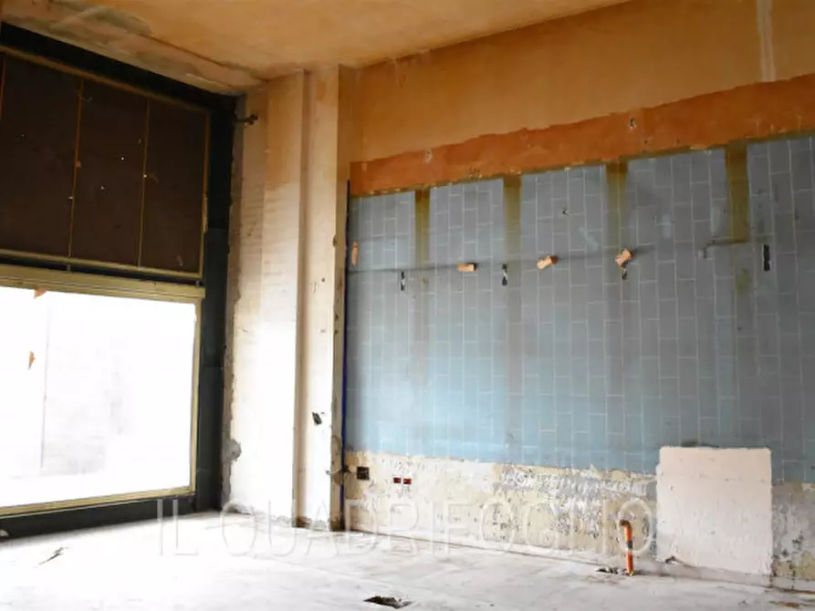 Immagine 5 di Negozio in vendita  in Piazza della Libertà a Cesena