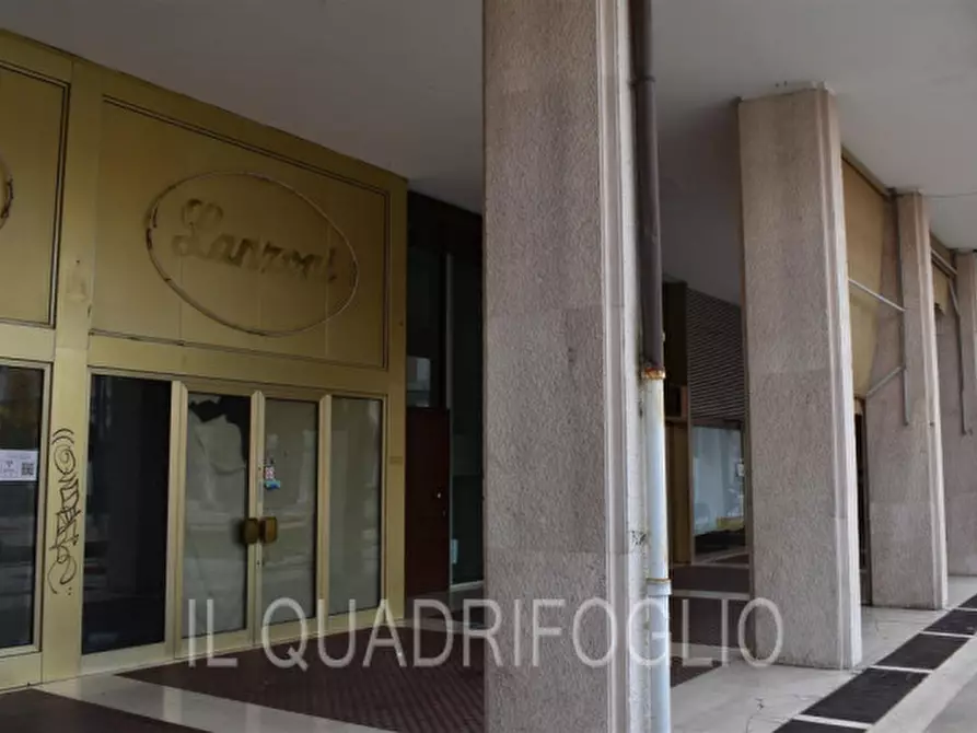 Immagine 6 di Negozio in vendita  in Piazza della Libertà a Cesena