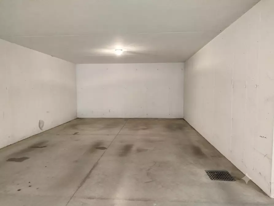 Immagine 2 di Garage in vendita  in Via Jacopo Sansovino a Vittorio Veneto
