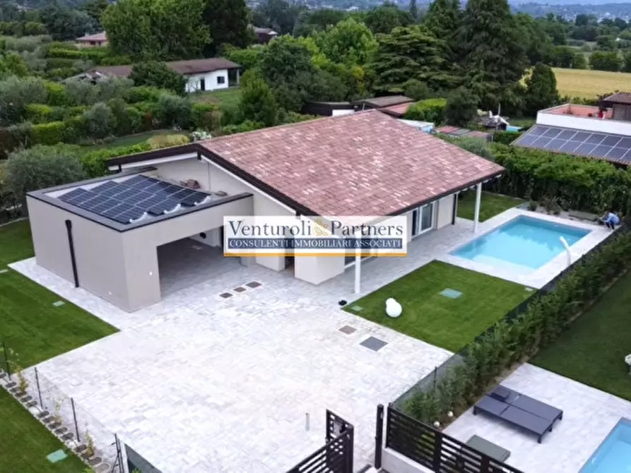 Immagine 1 di Villa in vendita  in Via Quattro Novembre a Manerba Del Garda