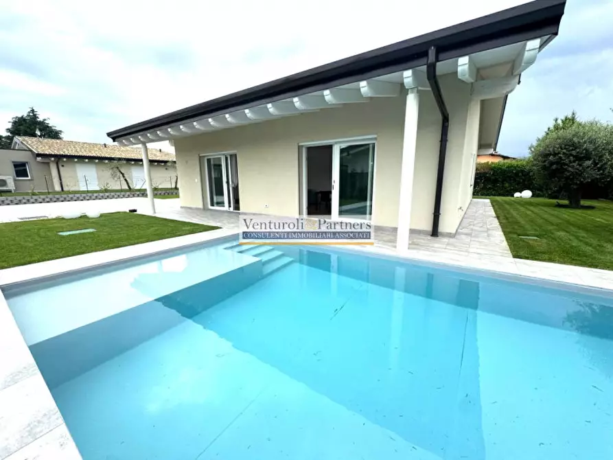 Immagine 2 di Villa in vendita  in Via Quattro Novembre a Manerba Del Garda