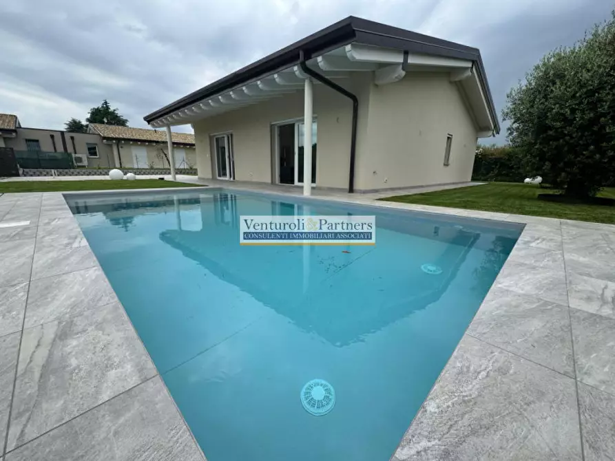 Immagine 3 di Villa in vendita  in Via Quattro Novembre a Manerba Del Garda