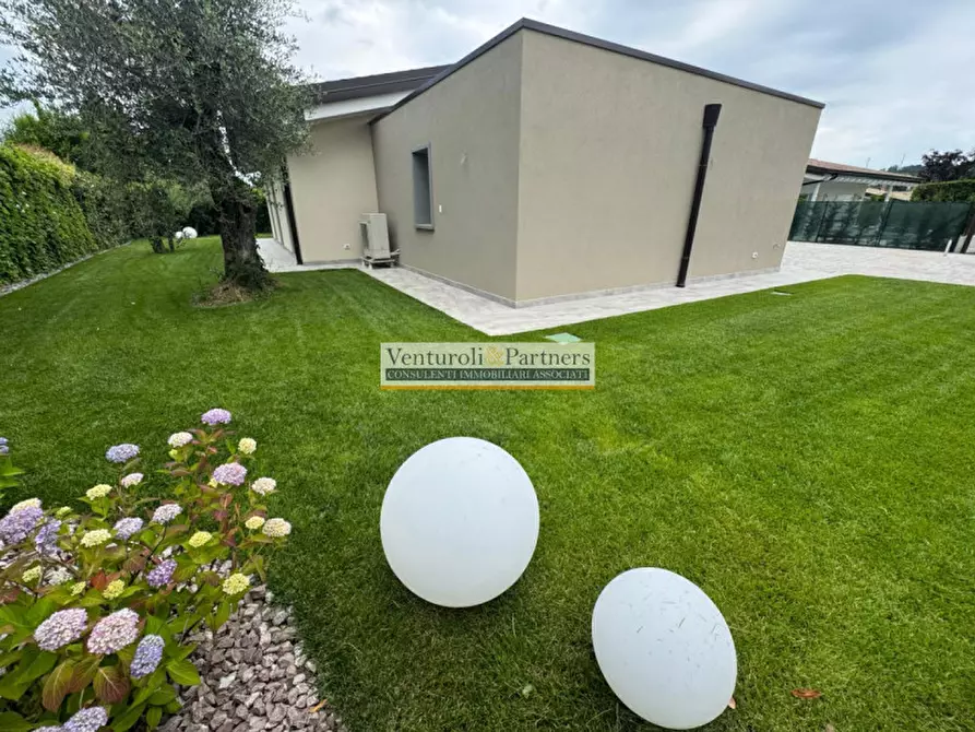 Immagine 4 di Villa in vendita  in Via Quattro Novembre a Manerba Del Garda