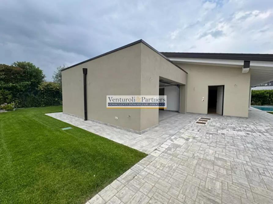 Immagine 5 di Villa in vendita  in Via Quattro Novembre a Manerba Del Garda