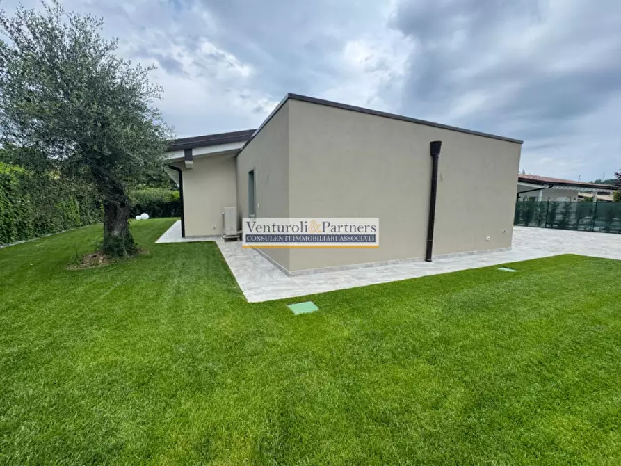 Immagine 6 di Villa in vendita  in Via Quattro Novembre a Manerba Del Garda