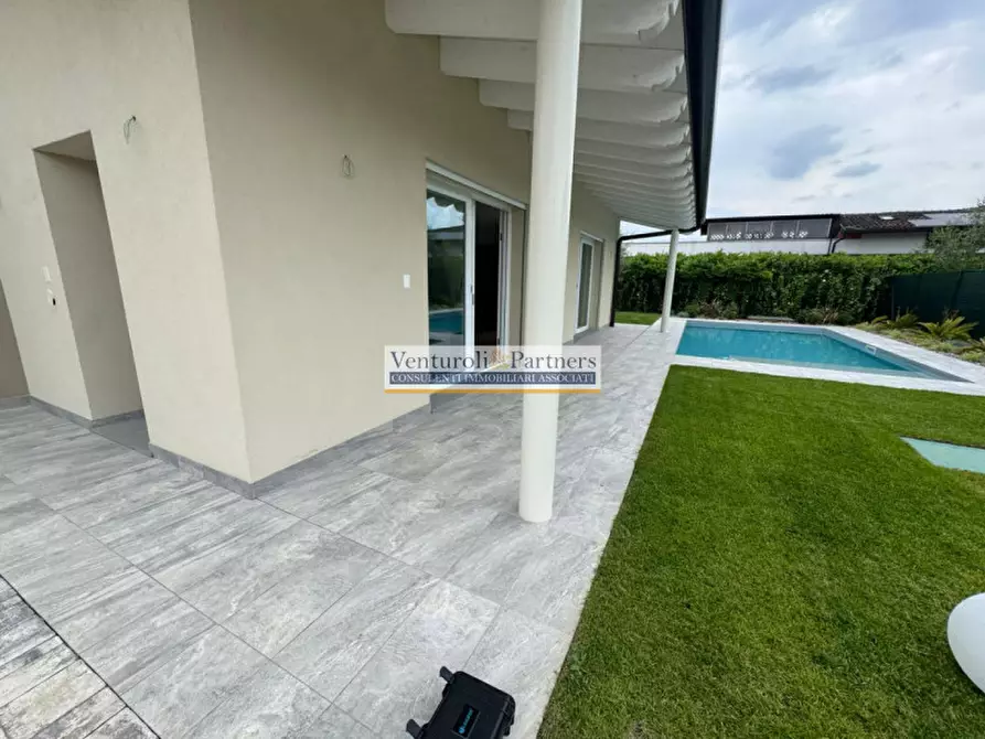 Immagine 7 di Villa in vendita  in Via Quattro Novembre a Manerba Del Garda