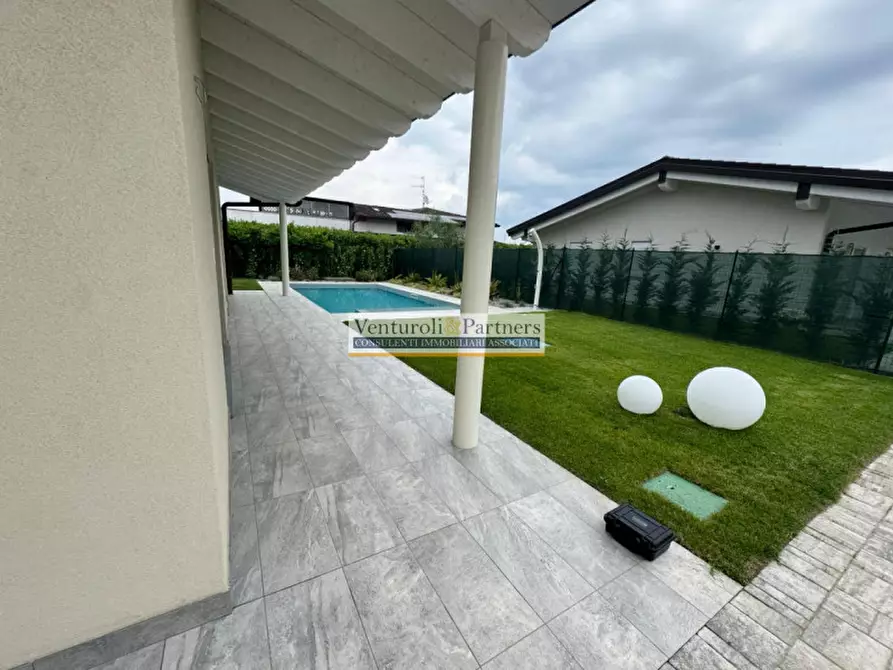 Immagine 8 di Villa in vendita  in Via Quattro Novembre a Manerba Del Garda