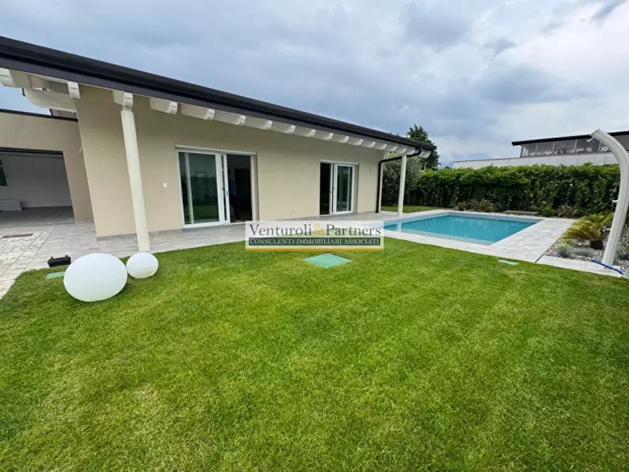 Immagine 9 di Villa in vendita  in Via Quattro Novembre a Manerba Del Garda