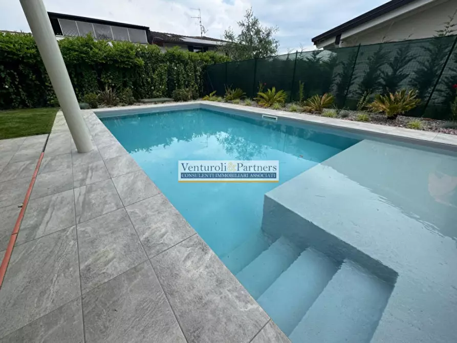 Immagine 10 di Villa in vendita  in Via Quattro Novembre a Manerba Del Garda