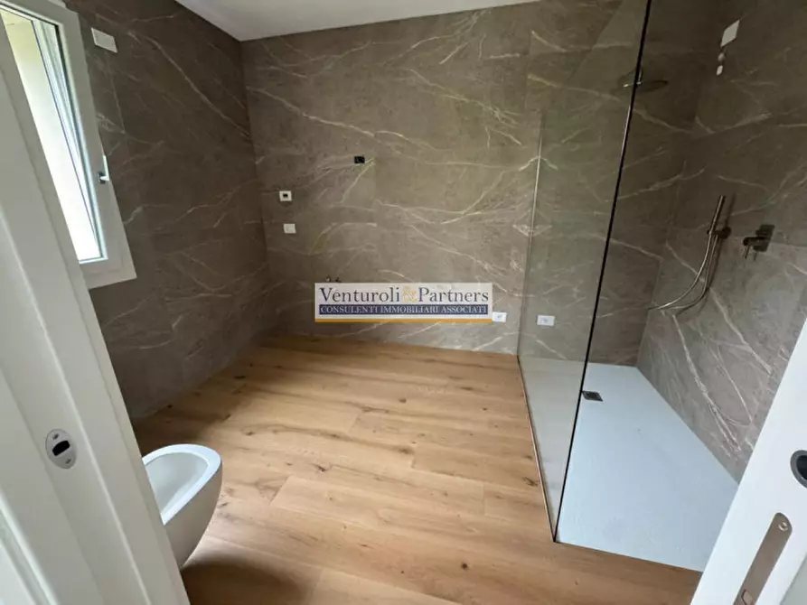 Immagine 15 di Villa in vendita  in Via Quattro Novembre a Manerba Del Garda