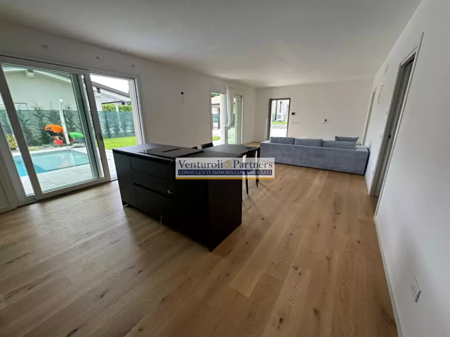 Immagine 19 di Villa in vendita  in Via Quattro Novembre a Manerba Del Garda