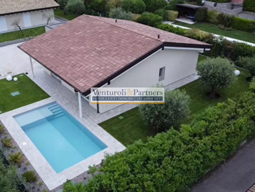 Immagine 21 di Villa in vendita  in Via Quattro Novembre a Manerba Del Garda