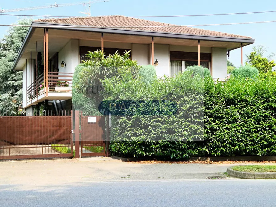 Immagine 1 di Villa in vendita  in Via Monte San Martino 15 a Gallarate