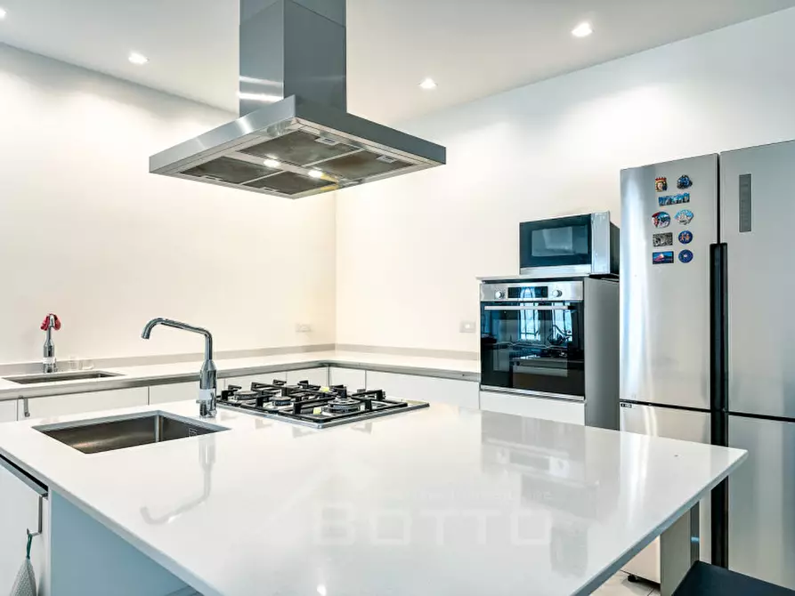 Immagine 6 di Villa in vendita  in Via Circonvalazione EST 12 a Lozzolo