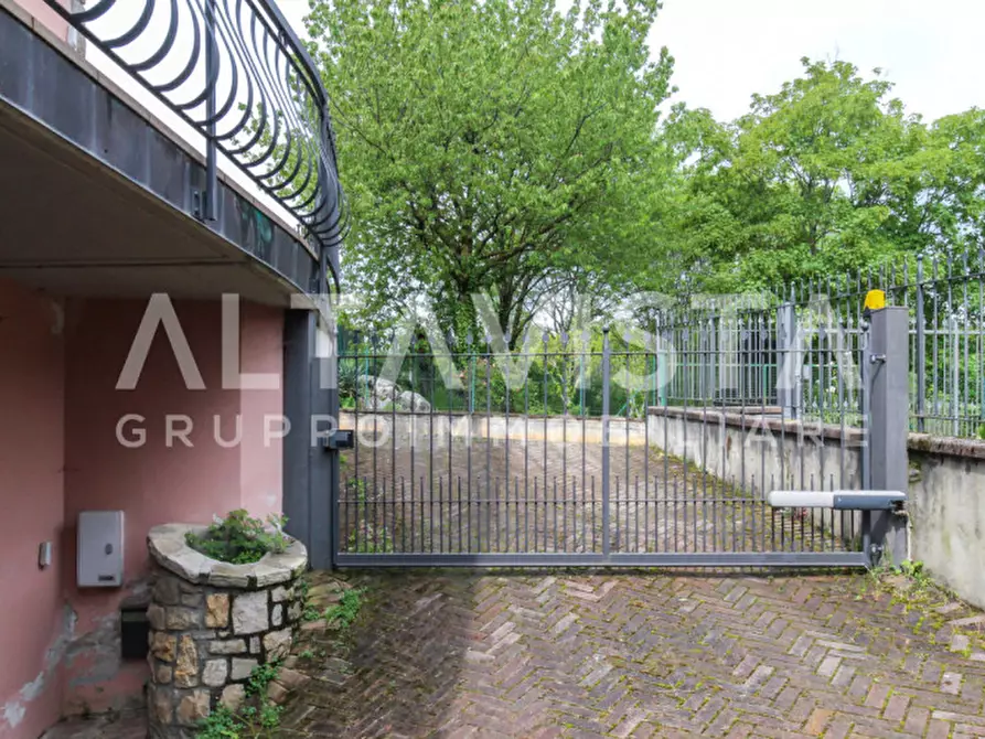 Immagine 32 di Villa in vendita  in Via Villa a Serle