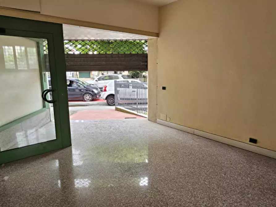 Immagine 1 di Negozio in vendita  in Via Jacopo Facciolati a Padova