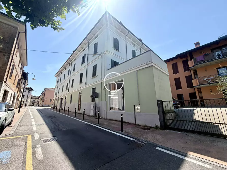 Immagine 2 di Palazzo in vendita  in Via Giuseppe Mazzini a Desenzano Del Garda