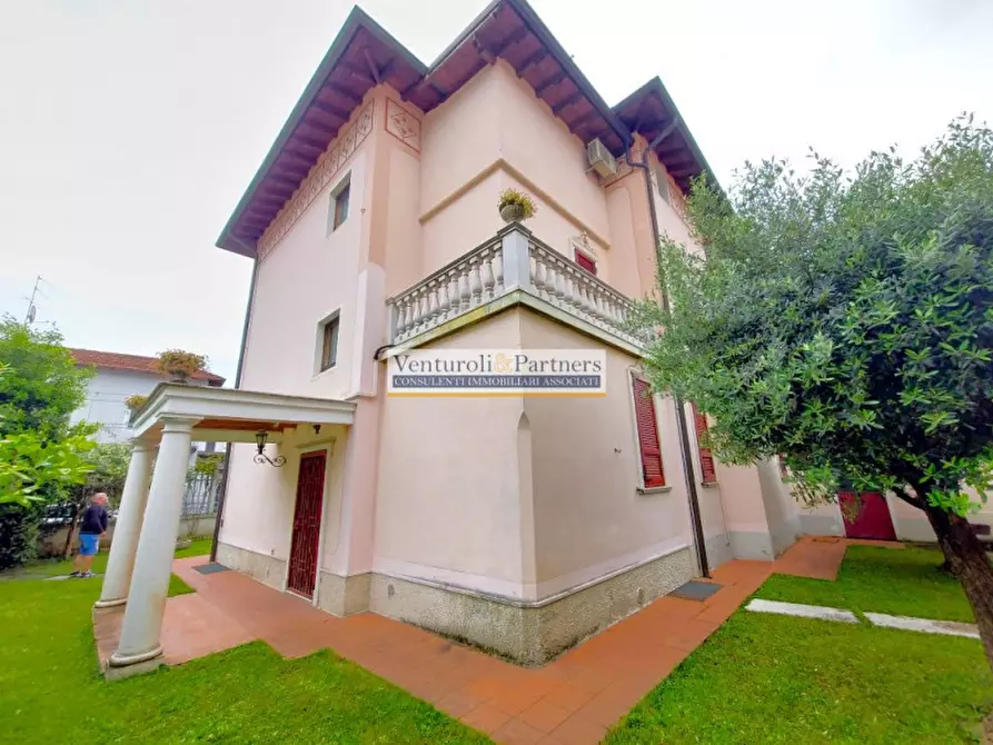 Immagine 1 di Villa in vendita  in via volturno a Brescia