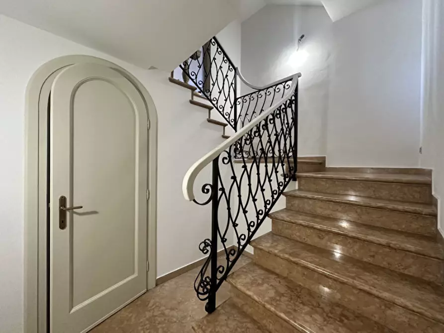 Immagine 3 di Palazzo in vendita  in via C. Battisti a Padova