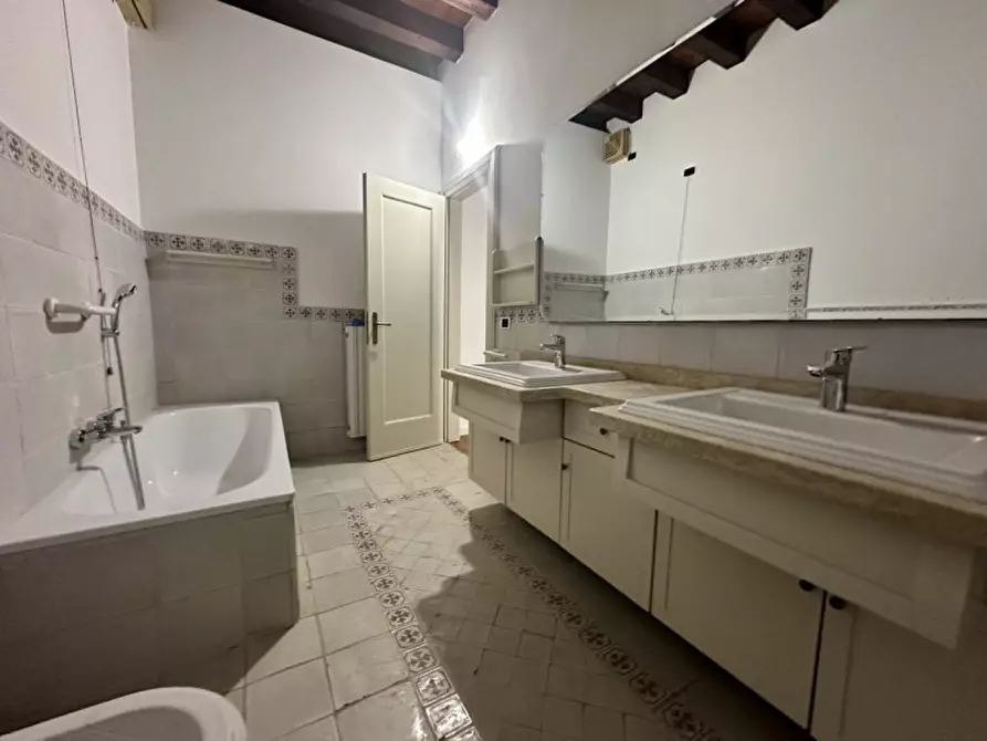 Immagine 10 di Palazzo in vendita  in via C. Battisti a Padova