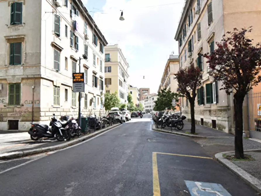 Immagine 3 di Appartamento in vendita  in Via Galileo Ferraris a Roma