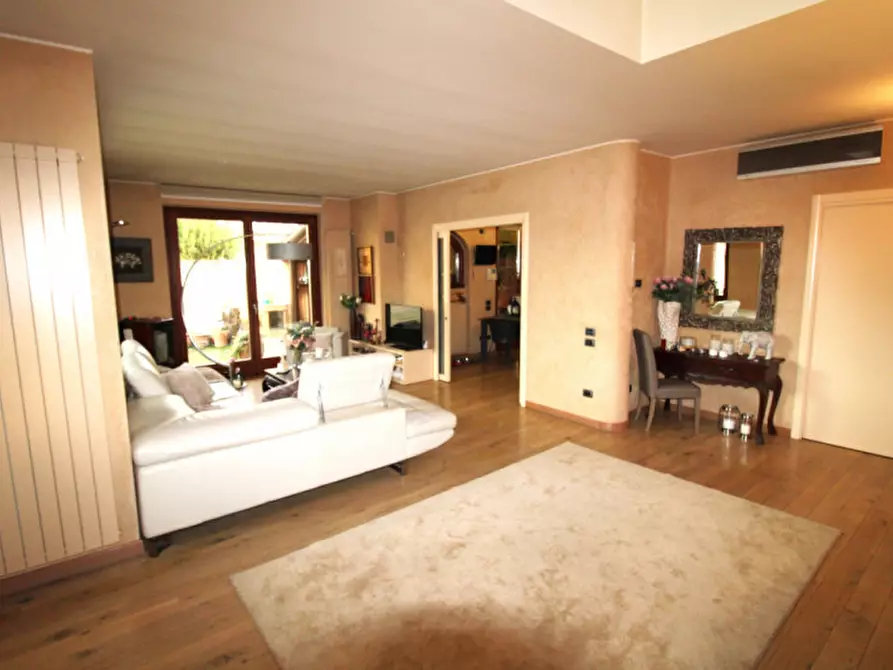Immagine 14 di Villa in vendita  in Viale Regina Margherita 23 a Macherio