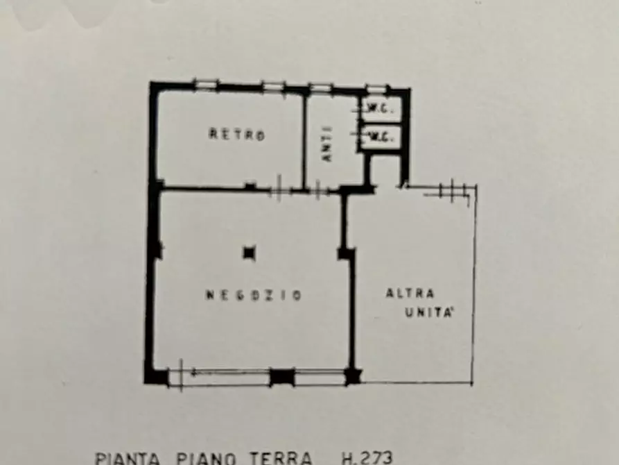 Immagine 2 di Negozio in vendita  in Via Ugo Foscolo a Padova