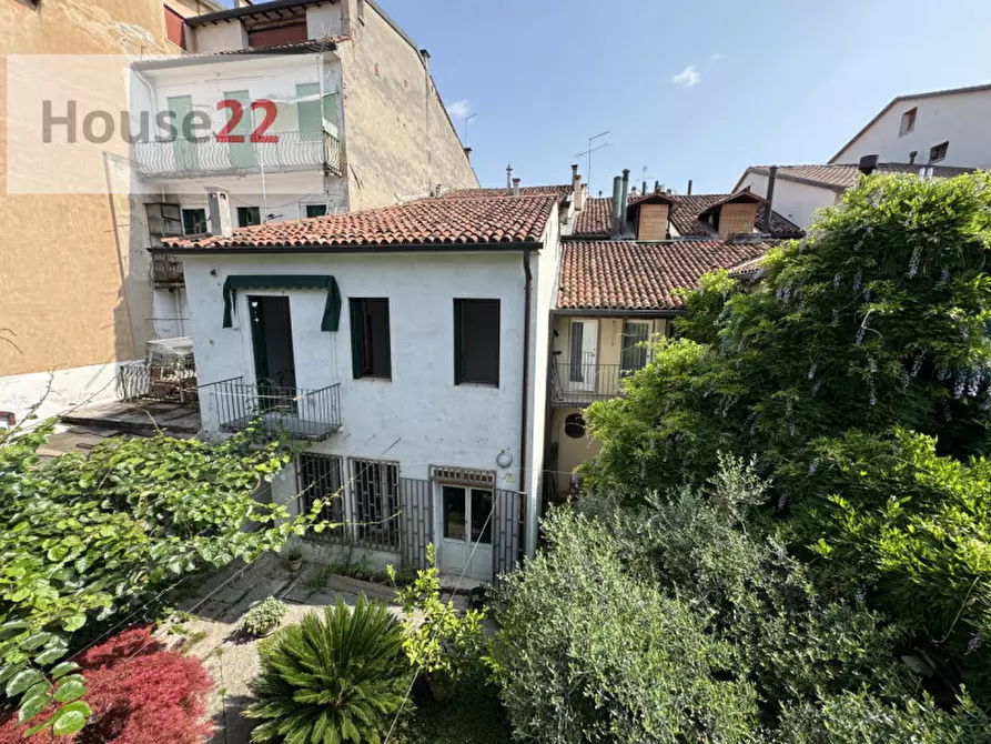 Immagine 1 di Palazzo in vendita  in Contra' Porta Padova, 92 a Vicenza