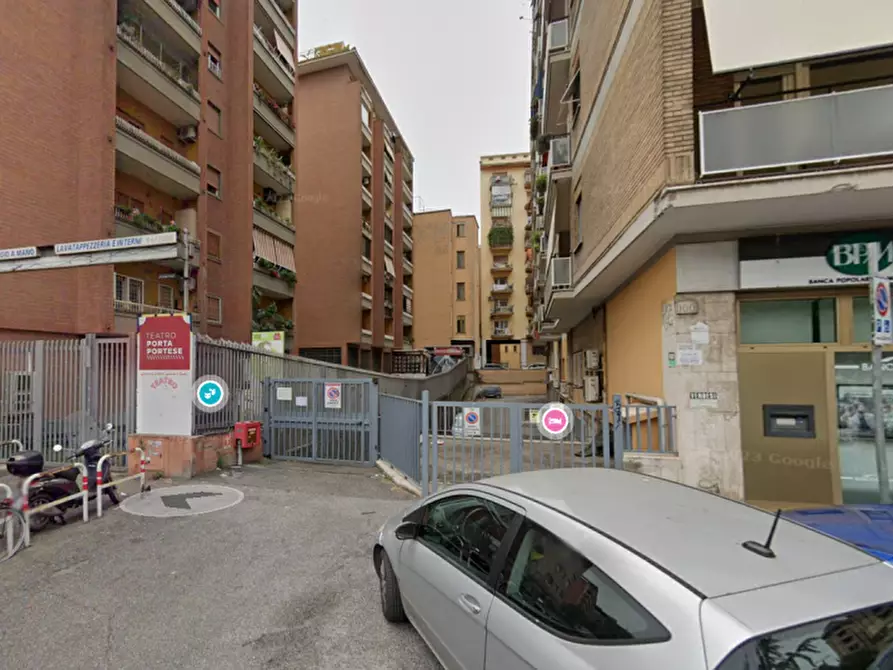 Immagine 1 di Garage in vendita  in VIA PASCARELLA a Roma