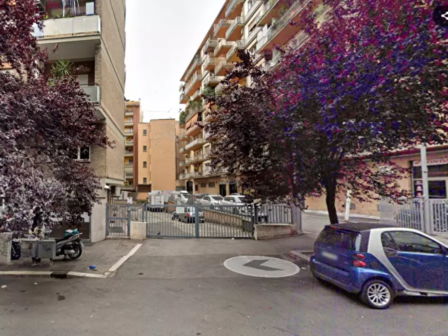 Immagine 2 di Garage in vendita  in VIA PASCARELLA a Roma