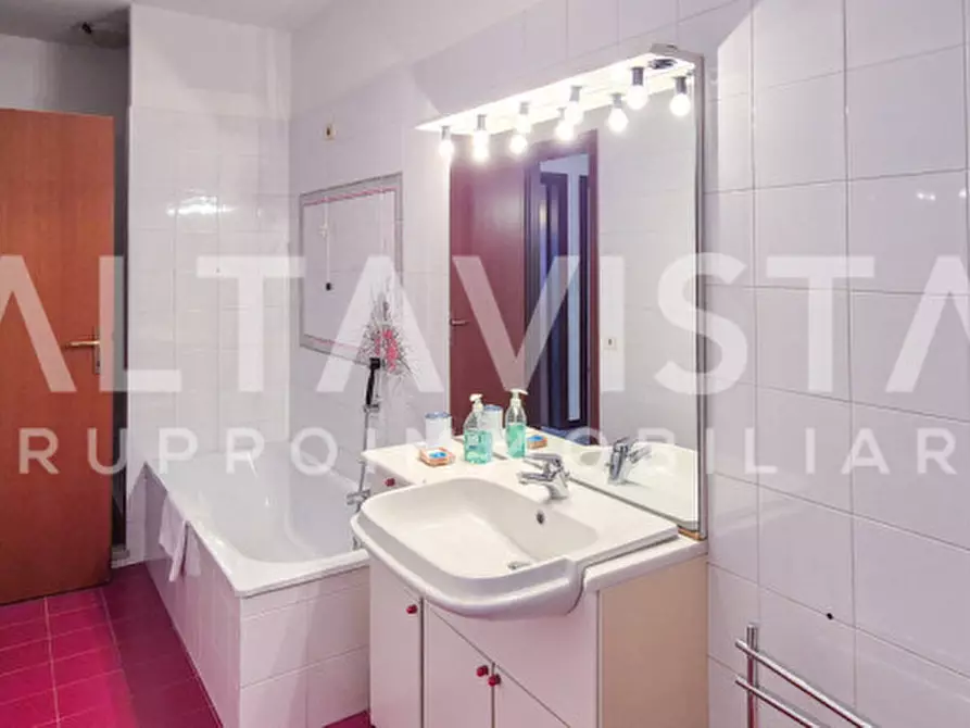 Immagine 15 di Villa in vendita  in Via Papa Ercoliano a Desenzano Del Garda