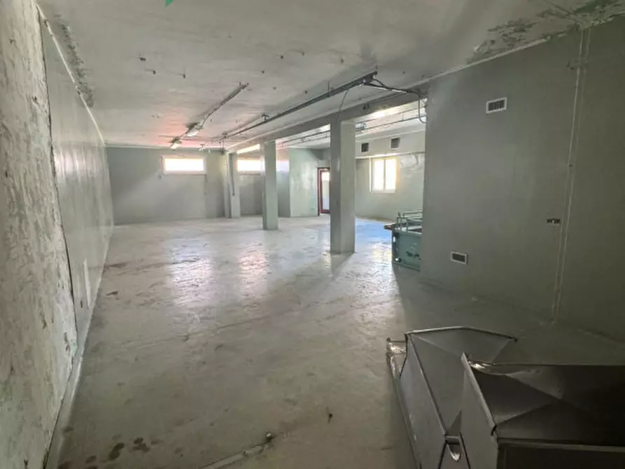 Immagine 26 di Palazzo in vendita  in Via Generale Pianell 1 c a Napoli