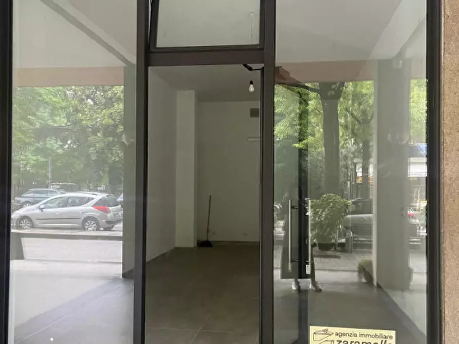 Immagine 1 di Negozio in vendita  in Viale Stazione a Montegrotto Terme