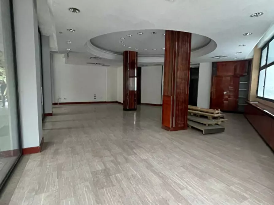 Immagine 1 di Negozio in vendita  in Viale Stazione a Montegrotto Terme