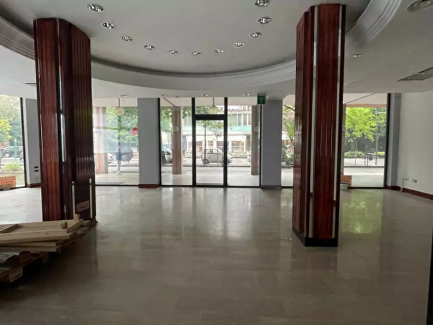 Immagine 3 di Negozio in vendita  in Viale Stazione a Montegrotto Terme