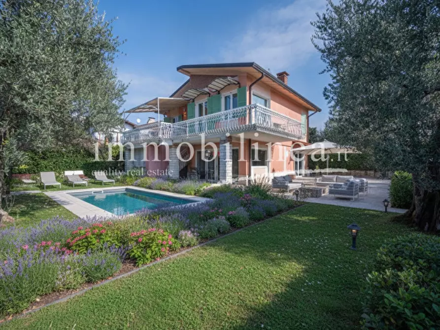 Immagine 1 di Villa in vendita  in via paiari a Lazise