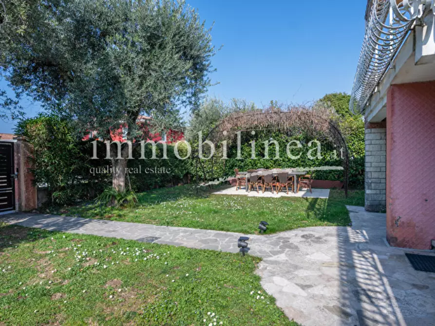 Immagine 31 di Villa in vendita  in via paiari a Lazise