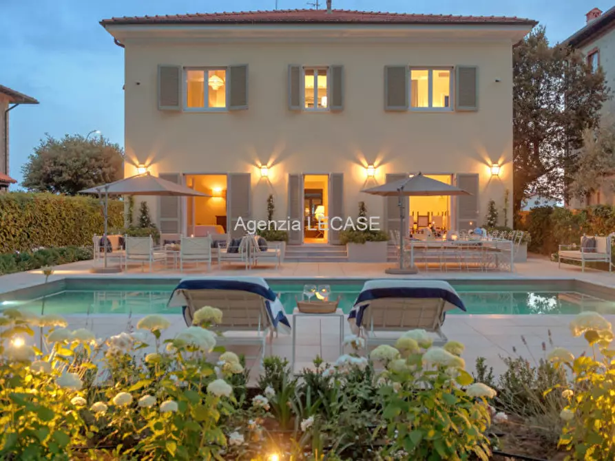 Immagine 1 di Villa in affitto  in Viale della Repubblica a Forte Dei Marmi