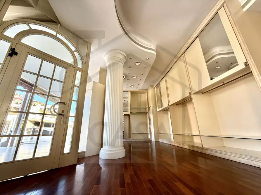 Immagine 1 di Negozio in affitto  in Via Francesco Petrarca a Montegrotto Terme