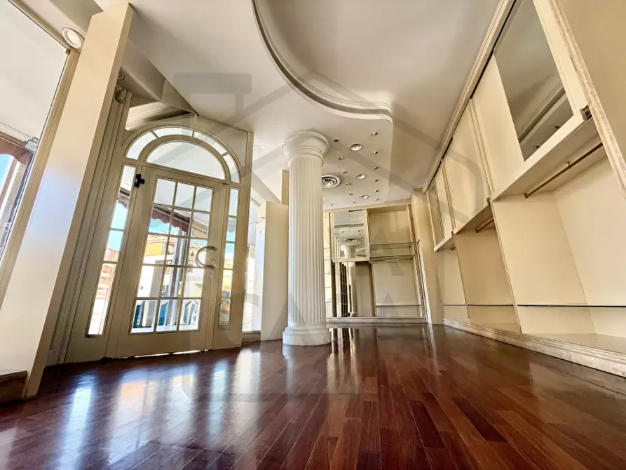 Immagine 3 di Negozio in affitto  in Via Francesco Petrarca a Montegrotto Terme