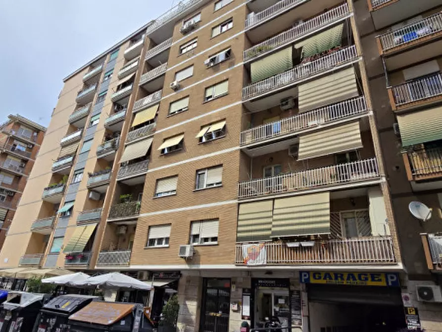 Immagine 2 di Appartamento in vendita  in Via Licinio Stolone 106 a Roma