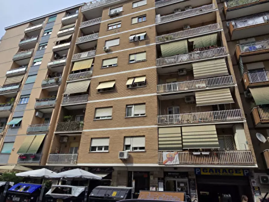 Immagine 3 di Appartamento in vendita  in Via Licinio Stolone 106 a Roma