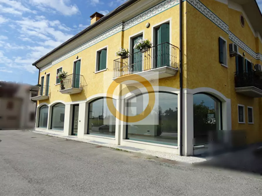 Immagine 1 di Negozio in affitto  a Rosà