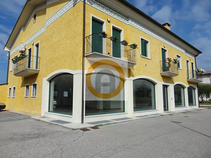 Immagine 1 di Negozio in affitto  a Rosà