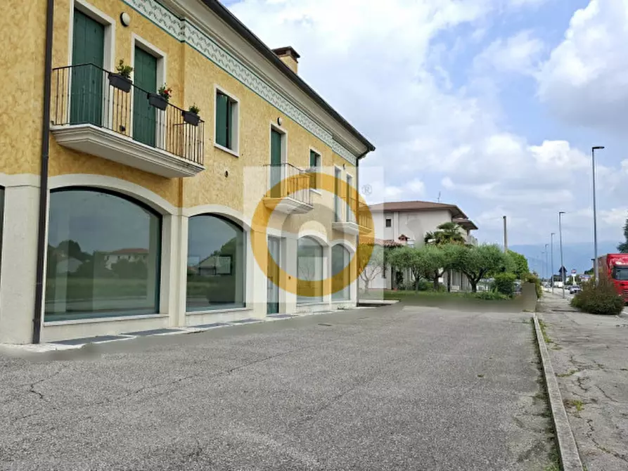 Immagine 2 di Negozio in affitto  a Rosà