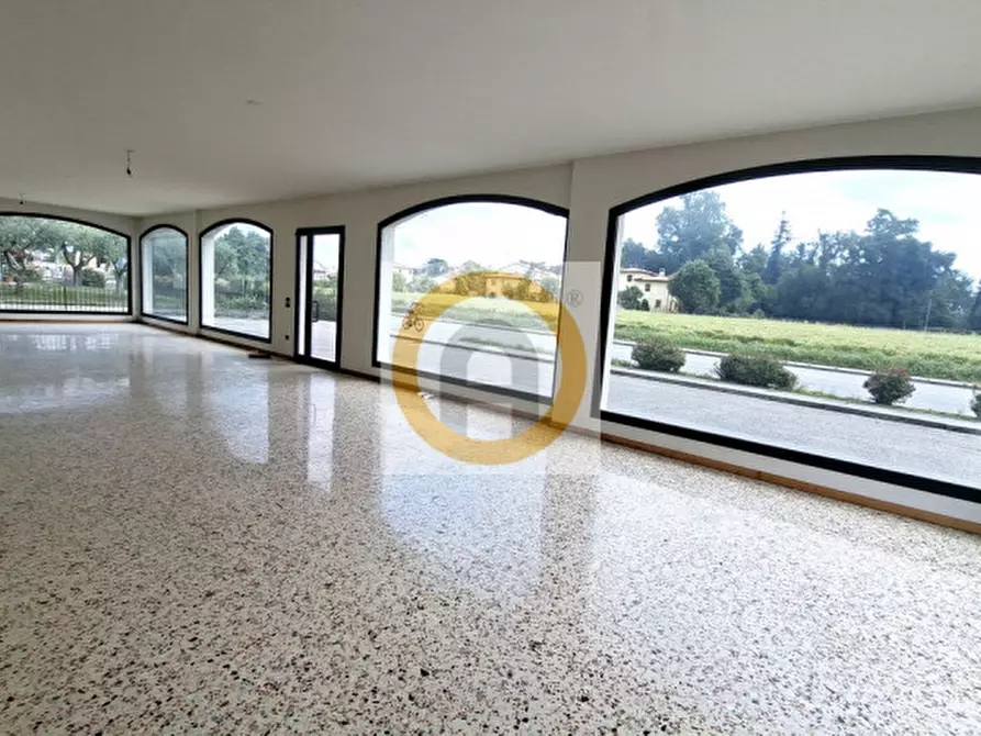 Immagine 5 di Negozio in affitto  a Rosà